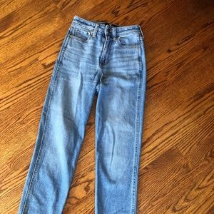Hollister Ultra High-Rise Mom Jean in Size 00R